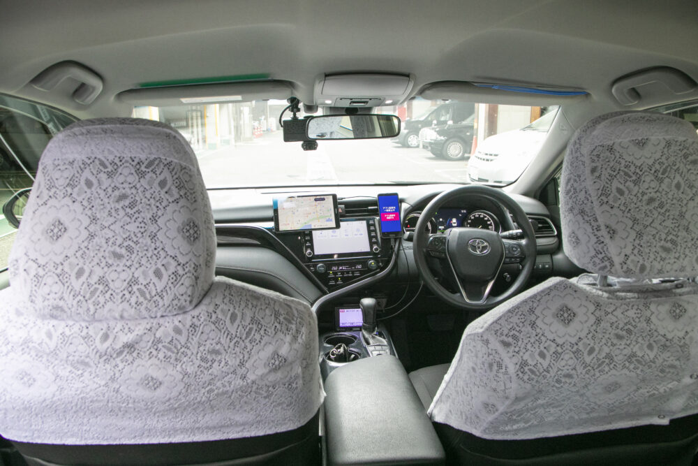 Kens Osaka Taxi luxury sedan taxi image