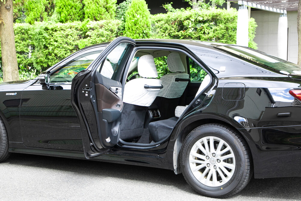 Kens Osaka Taxi luxury sedan taxi image