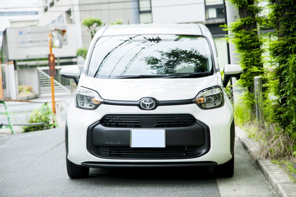 Kens Osaka Taxi compact minivan - Toyota Sienta image
